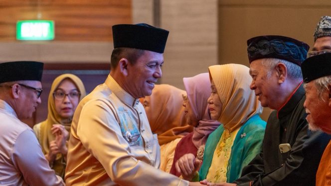 
					Gubernur Kepri Ansar Ahmad bersama Wagub Nyanyang Haris Pratamura halalbihalal bersama Keluarga Besar Kepri Jabodetabek di Novotel Mangga Dua Square Jakarta, Minggu (19/4/2026).