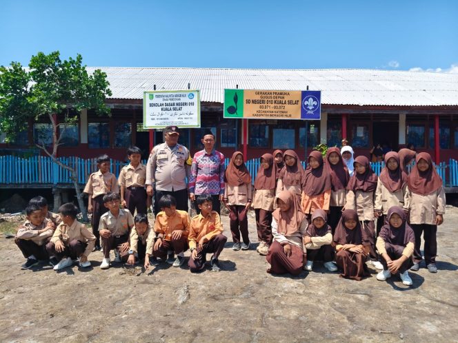 
					Polsek Kateman Tanam Mangrove, Wujud Nyata Green Policing untuk Lingkungan dan Generasi Muda