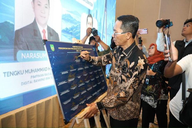 
					Wali Kota Batam, Amsakar Achmad, menandatangani komitmen bersama P2DD 2026-2030, Senin (27/4/2026).