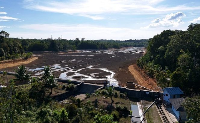 
					Kondisi Waduk Sei Jago di Bintan Utara, Kabupaten Bintan saat ditinjau Wagub Kepri Nyanyang Haris Pratamura, Senin (6/4/2026).