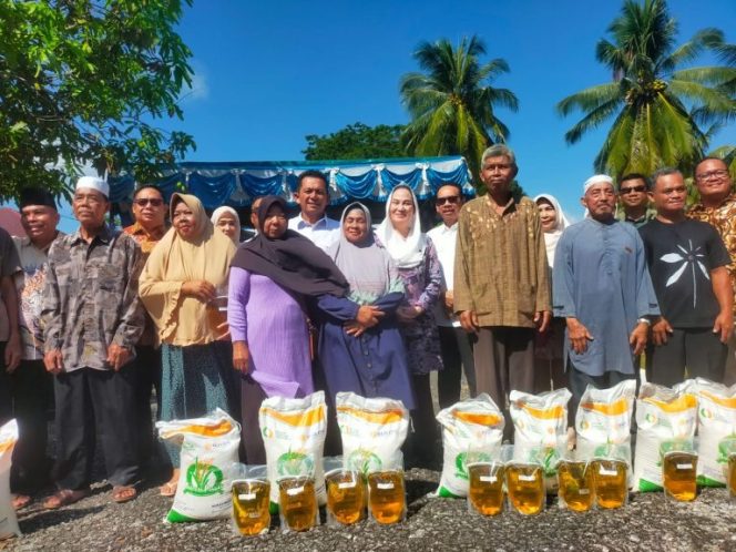 
					Bupati Natuna, Cen Sui Lan Launching Bantuan Pangan ke masyarakat, (Foto: Istimewa)