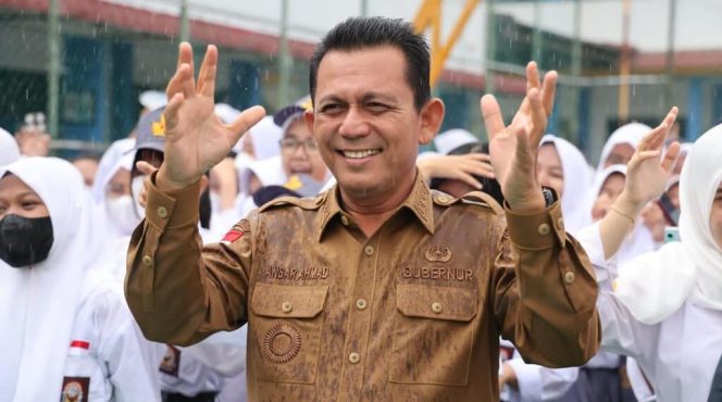 
					Gubernur Kepri H Ansar Ahmad saat mengunjungi salah satu SMA di Kepri. F-dok