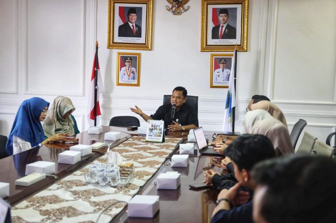 
					Kepala Bidang Komunikasi dan Kehumasan Diskominfo Kepri Trio Andana menyampaikan pemaparan pentingnya edukasi digital kepada masyarakat dalam audiens bersama BRINUS Kepri di Kantor Dinas Kominfo Kepri, Dompak, Jumat (22/5/2026).