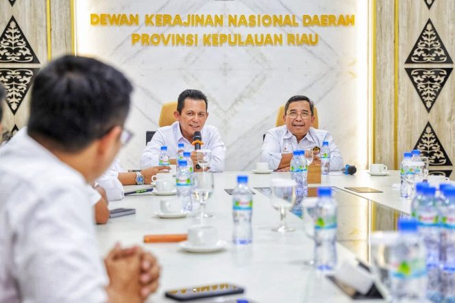 
					Gubernur Kepri Ansar bersama Kepala Departemen Formalitas dan Komunikasi SKK Migas Perwakilan Sumatera Bagian Utara Yanin Kholison pada pertemuan yang turut dihadiri sejumlah Kontraktor Kontrak Kerja Sama (KKKS) di Gedung Dekranasda Provinsi Kepulauan Riau, Tanjungpinang, Rabu (13/5/2026). 
