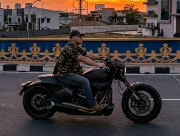 Ketua DPRD Kepri Iman Sutiawan saat mengendarai Moge di jalan Batam.