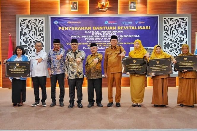 
					Mendikdasmen RI Abdul Mu'ti, Wagub Kepri Nyanyang Haris Pratamura, dan Kadisdik Kepri Andi Agung berfoto bersama usai penyerahan bantuan revitalisasi satuan pendidikan dalam program PHTC Presiden Prabowo di SMAN 1 Batam, Selasa (12/5/2026).