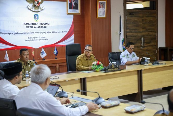 
					Wakil Gubernur Kepulauan Riau, Nyanyang Haris Pratamura menjadi keynote speaker pada kegiatan Rapat Koordinasi Daerah (Rakorda) Peningkatan Kapasitas Aparatur dan Kelembagaan Desa se-Provinsi Kepulauan Riau Tahun 2026 di Ruang Rapat Utama Kantor Gubernur Kepri, Dompak, Tanjungpinang, Senin (25/5/2026).