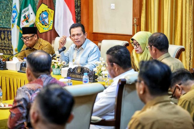 
					Gubernur Kepri, Ansar Ahmad didampingi Wagub Nyanyang Haris Pratamura dan Sekdaprov Misni memimpin rapat Pemenuhan Kelengkapan Persyaratan dan Pemantapan Data Usulan Pembangunan Kampung Nelayan Merah Putih (KNMP) Provinsi Kepulauan Riau Tahun 2026 di Gedung Daerah, Tanjungpinang, Senin (18/5/2026). 