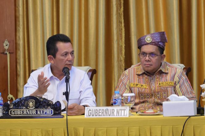 
					Gubernur Kepulauan Riau Ansar Ahmad bersama Gubernur Nusa Tenggara Timur Emanuel Melkiades Laka Lena dalam pertemuan berlangsung di Gedung Daerah, Tanjungpinang, Senin (11/5/2026). 