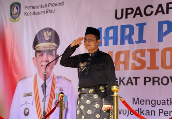 
					Gubernur Kepri Ansar Ahmad memimpin upacara Peringatan Hardiknas Tingkat Provinsi Kepulauan Riau Tahun 2026 di Lapangan SMKN 1 Tanjungpinang, Senin (4/5/2026).