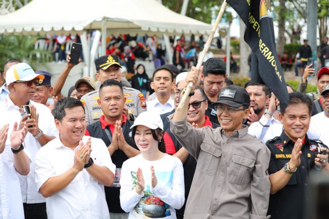 
					Wali Kota Batam, Amsakar Achmad, bersama Wakil Wali Kota Batam, Li Claudia Chandra, melepas armada pengangkut sampah saat peringatan May Day di Dataran Engku Putri, Jumat (1/5/2026). 