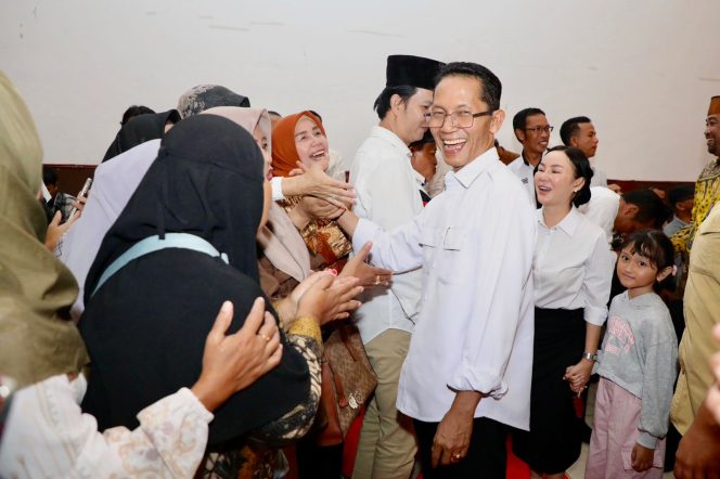 
					Wali Kota Batam, Amsakar Achmad, bersama Wakil Wali Kota Batam, Li Claudia Chandra, menghadiri silaturahmi bersama tokoh masyarakat di Golden Prawn 933 Bengkong, Rabu (6/5/2026) malam.