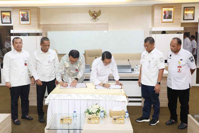 
					Wali Kota Batam, Amsakar Achmad, bersama Plt Direktur Utama BRK Syariah, Helwin Yunus, menandatangani kerja sama di Kantor Wali Kota Batam, Selasa (19/5/2026). 