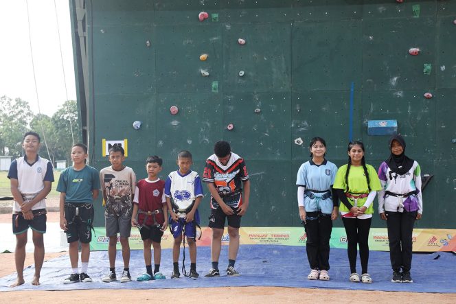 
					Atlet muda Batam mengikuti seleksi O2SN cabang olahraga panjat tebing Tingkat Kota Batam Tahun 2026 di Lapangan Batalyon Infanteri 136/Tuah Sakti, Senin (25/5/2026).