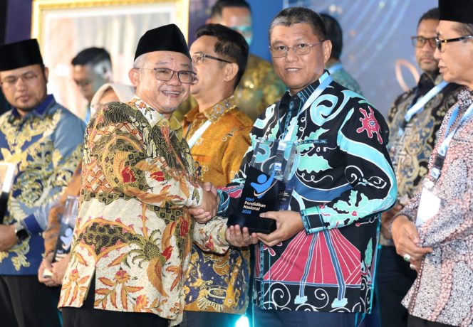 
					Menteri Pendidikan Dasar dan Menengah, Abdul Mu’ti, menyerahkan penghargaan kepada Pemerintah Kota Batam yang diwakili Sekda Kota Batam, Firmansyah, di Gedung A Plaza Insan Berprestasi Kementerian Pendidikan Dasar dan Menengah, Jakarta, Senin (25/5/2026) malam. 