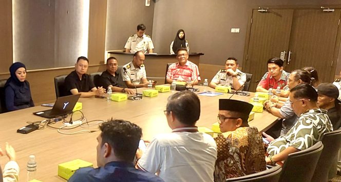 
					Ardi bawa Ketua Asosiasi Pariwisata Audiansi lansung ke Imigrasi Batam.