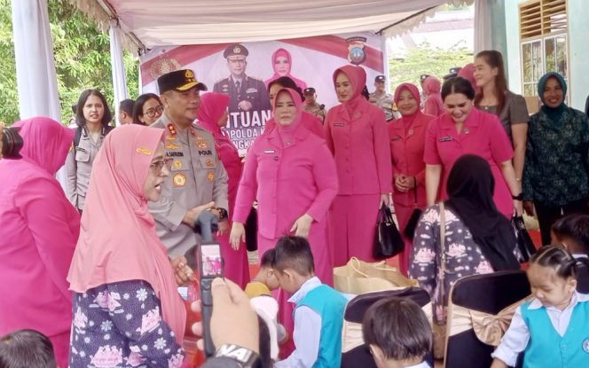 
					Penyaluran Bantuan Kepada Masyarakat Kepulauan Anambas Oleh Kapolda Kepri dan Ketua Bhayangkari Kepri.