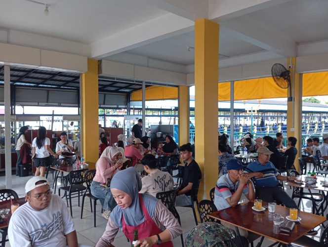 
					Libur panjang kedai kopi pak itam pelabuhan kuning belakang Padang di penuhi wisatawan lokal