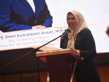 Ketua TP PKK Provinsi Kepulauan Riau sekaligus Ketua Yayasan Kanker Indonesia (YKI) Provinsi Kepulauan Riau, Dewi Kumalasari Ansar saat memberikan sambutan pada mengukuhkan Pengurus Yayasan Kanker Indonesia Kota Batam periode 2026-2031 di Wyndham Panbil, Sabtu (16/5/2026).