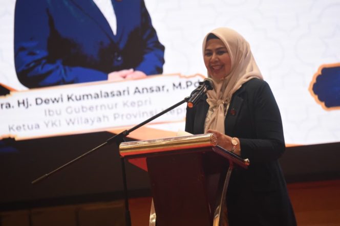 
					Ketua TP PKK Provinsi Kepulauan Riau sekaligus Ketua Yayasan Kanker Indonesia (YKI) Provinsi Kepulauan Riau, Dewi Kumalasari Ansar saat memberikan sambutan pada mengukuhkan Pengurus Yayasan Kanker Indonesia Kota Batam periode 2026-2031 di Wyndham Panbil, Sabtu (16/5/2026).