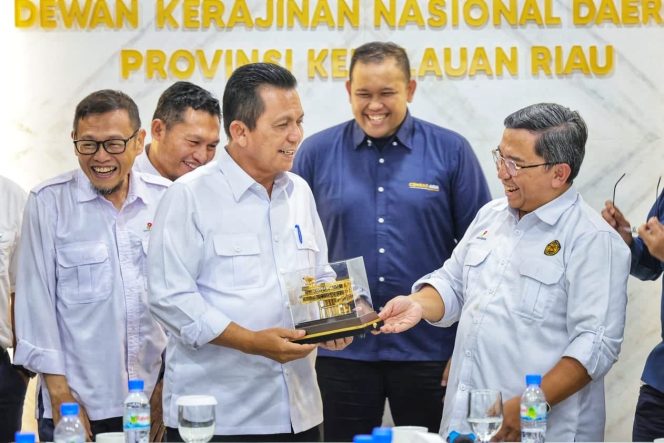 
					Gubernur Kepulauan Riau, Ansar Ahmad menerima cendera mata dari Kepala Departemen Formalitas dan Komunikasi SKK Migas Perwakilan Sumbagut Yanin Kholison dalam pertemuan berlangsung di Gedung Dekranasda Kepri, Tanjungpinang, Rabu (13/5/2026). 