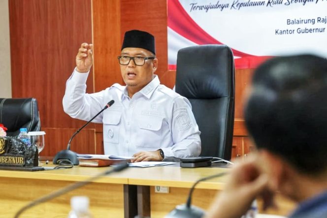 
					Wakil Gubernur Kepri, Nyanyang Haris Pratamura memimpin rapat dihadiri jajaran direksi dan komisaris BUMD provinsi dan kabupaten/kota di Kepri, Selasa (5/5/2025).