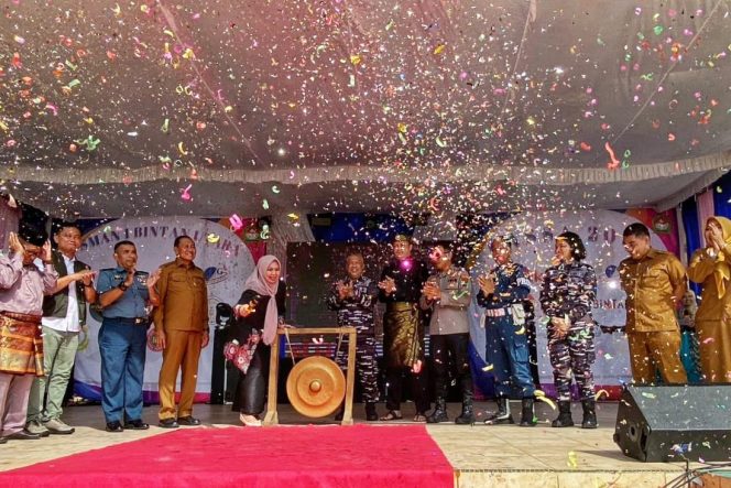 
					Ketua TP PKK Provinsi Kepri Dewi Kumalasari Ansar menabuh gong, membuka kegiatan GASSA 2026 SMA Negeri 1 Bintan Utara yang digelar di Gedung Nasional Community Center Tanjung Uban, Kabupaten Bintan, Senin (18/5/2026). (Dilan)