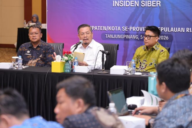 
					Staf Ahli Bidang Pemerintahan dan Hukum Provinsi Kepri Sardison, didampingi Kadis Kominfo Kepri Hendri Kurniadi dalam kegiatan Asistensi Pembentukan Tim Tanggap Insiden Siber (TTIS) dan Bimbingan Teknis (Bimtek) Penanganan Insiden Siber Tahun 2026 di Aula Wan Seri Beni, Dompak, Rabu (6/5/2026).