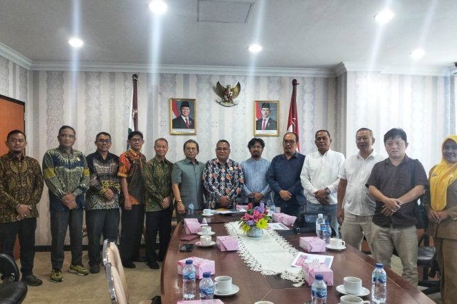 
					Foto bersama Komisi I DPRD Kepulauan Riau bersama Komisioner Komisi Informasi Provinsi Kepri usai melaksanakan audiensi di Ruang Rapat Graha Kepri, Batam, Selasa (12/5/2026). (Sekretariat KI Kepri)