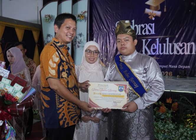 
					Wakil Bupati Kepulauan Anambas - Raja Bayu Febri Gunadian, S.E menghadiri Pelepasan Siswa/Siswi SMP Negeri 2 Siantan, kegiatan yang berlangsung di Gedung BPMS Tarempa, Kamis, (14/06/2026).
