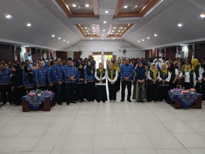 
					Ketua BKOW Kepri Nenny Dwiyana Nyanyang(tengah) didampingi pejabat Dinas Pendidikan dan BNN Provinsi Kepri berfoto bersama para siswa dalam kegiatan BKOW Kepri Goes to School di SMKN 1 Batam, Rabu (17/6/2026). 