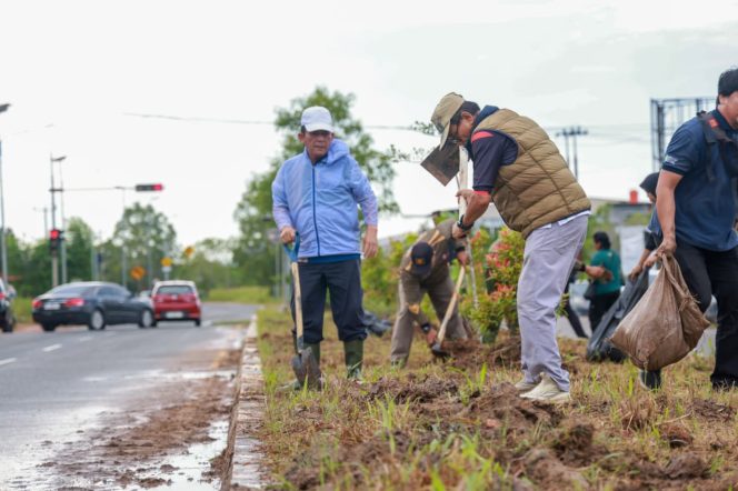 
					Gubernur Kepri Ansar Ahmad bersama Wawako Tanjungpinang Raja Ariza, Sekdaprov Misni, serta sejumlah kepala OPD dan ratusan ASN Pemprov Kepulauan Riau membersihkan kawasan Jalan Raya Dompak, Kamis (25/6/2026). 