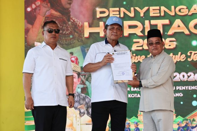 
					Ketua Lembaga Adat Melayu (LAM) Kepulauan Riau Dato' Seri Setia Amanah Raja Al Hafiz menyerahkan dokumen dukungan pembangunan Museum dan Monumen Bahasa Nasional oleh Tokoh Agama dan Tokoh Masyarakat Pulau Penyengat kepada Gubernur Kepri Ansar Ahmad di Balai Adat, Sabtu (20/6/2026). 