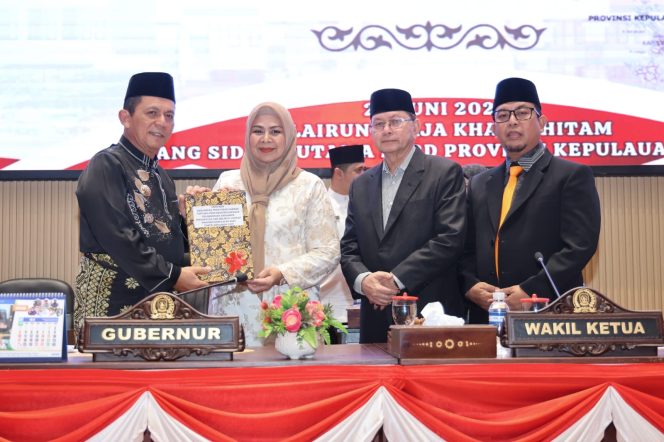
					Gubernur Ansar Ahmad secara simbolis menyerahkan dokumen Ranperda Pertanggungjawaban Pelaksanaan APBD Tahun Anggaran 2025 kepada pimpinan DPRD Kepri dalam Rapat Paripurna penyampaian Ranperda LPP APBD Provinsi Kepru Tahun Anggaran 2025 di Ruang Sidang Utama DPRD Provinsi Kepri, Balairung Raja Khalid Hitam, Jumat (26/6/2026). 