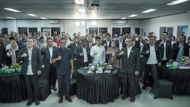 
					Wakil Gubernur Kepri Nyanyang Haris Pratamura (tengah) berfoto bersama Dewan Keselamatan dan Kesehatan Kerja (DK3) Provinsi Kepulauan Riau yang baru dikukuhkan di Kantor Tribun Batam, Selasa (9/6/2026). 