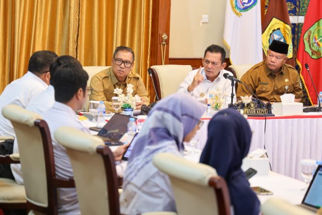 
					Gubernur Kepri Ansar Ahmad didampingi Wagub Nyanyang Haris Pratamura dan Kadinsos Mahadi Rahman memimpin Rakor Persiapan Pembangunan Sekolah Rakyat di Provinsi Kepulauan Riau yang digelar di Gedung Daerah, Tanjungpinang, Senin (15/6/2026) 