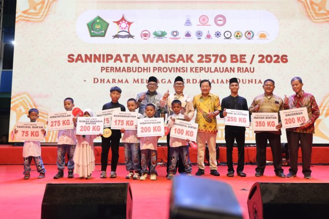 
					Wakil Gubernur Kepri Nyanyang Haris Pratamura, Wali Kota Tanjungpinang Lis Darmansyah dan Ketua Permabudhi Kepri Hengky Suryawan berfoto bersama penerima bantuan pada peringatan Sannipata Waisak 2570 BE/2026 dilaksanakan Permabudhi Provinsi Kepri, Sabtu (30/5/2026). 