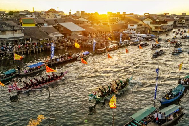 
					Suasana perhelatan Lomba Perahu Naga (Dragon Boat Race) 2026 di perairan Pelantar 3, Tanjungpinang, Jumat (26/6/2026). 