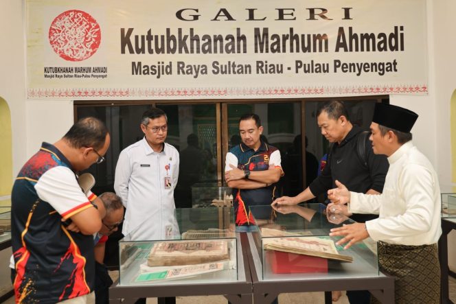 
					Delegasi Sosek Malindo Johor, Malaysia, didampingi Kepala BPPD Kepri Doli Boniara dan Sekdako Tanjungpinang Zulihidayat memelihat koleksi Galeri Kutubkhanah Marhum Ahmadi, Pulau Penyengat, Rabu (24/6/2026). 