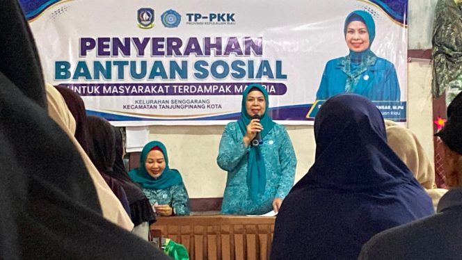 
					Ketua TP PKK Kepri Dewi Kumalasari Ansar memberikan kata sambutan sekaligus mengingatkan warga Tanjungsebauk, Kota Tanjungpinang untuk menjaga lingkungan, Selasa (23/6/2026). Kasus malaria di Kampung ini menjadi sorotan setelah hampir 500 kasus malaria terjadi di kampung tersebut. 