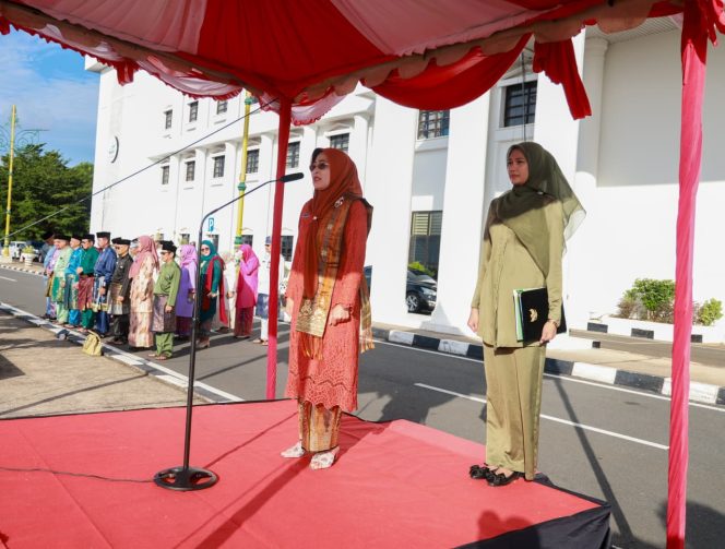 
					Sekdaprov Kepri, Misni bertindak selaku pemimpin upacara peringatan Harganas ke-33 tingkat Provinsi Kepri tahun 2026 di halaman Kantor Gubernur Kepri, Dompak, Senin (29/6/2026). 