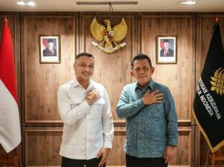 Gubernur Kepri Ansar Ahmad bersama Wamen Kebudayaan RI Giring Ganesha Djumaryo berfoto bersama usai melaksanakan sejumlah pembahasan terkait pengembangan dan rencana pembangunan Museum dan Monumen Tugu Bahasa Pulau Penyengat di Kantor Kementrian Kebudayaan RI, Jakarta, Rabu (10/6/2026). 