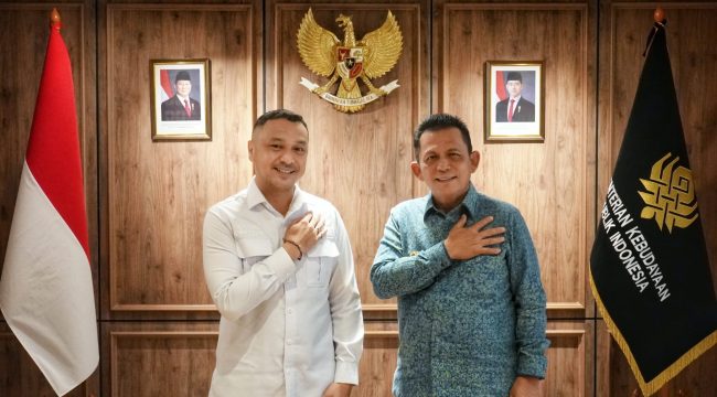 Gubernur Kepri Ansar Ahmad bersama Wamen Kebudayaan RI Giring Ganesha Djumaryo berfoto bersama usai melaksanakan sejumlah pembahasan terkait pengembangan dan rencana pembangunan Museum dan Monumen Tugu Bahasa Pulau Penyengat di Kantor Kementrian Kebudayaan RI, Jakarta, Rabu (10/6/2026). 