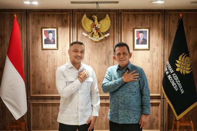 
					Gubernur Kepri Ansar Ahmad bersama Wamen Kebudayaan RI Giring Ganesha Djumaryo berfoto bersama usai melaksanakan sejumlah pembahasan terkait pengembangan dan rencana pembangunan Museum dan Monumen Tugu Bahasa Pulau Penyengat di Kantor Kementrian Kebudayaan RI, Jakarta, Rabu (10/6/2026). 
