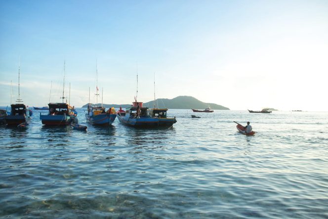 
					Seorang nelayan mendayung sampan di kawasan pesisir Desa Pulau Pinang, Kecamatan Tambelan, Kabupaten Bintan. Sebanyak 82 kawasan pesisir di Kepri yang diusulkan dalam Program Kampung Nelayan Merah Putih kini telah memasuki tahap survei topografi. 