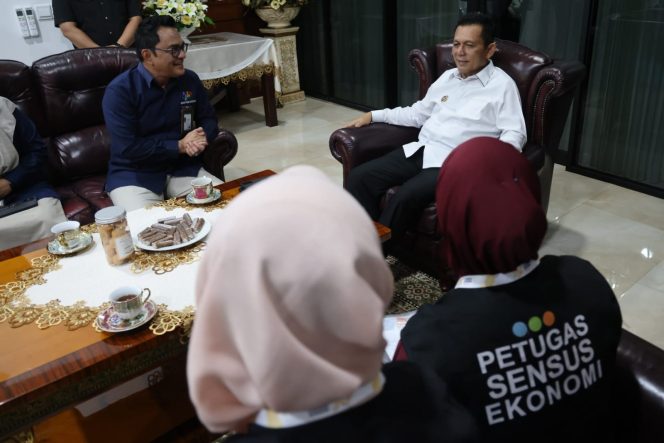 
					Kepala BPS Kepri Toto Haryanto Silitonga (kiri) saat pendataan dalam kegiatan Sensus Ekonomi 2026 di kediaman Gubernur Kepri Ansar Ahmad Jalan Peralatan Tanjungpinang Senin (15/6/2026). 