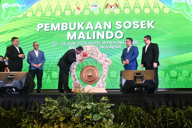 
					Gubernur Kepri, Ansar Ahmad, memukul gong, membuka Persidangan Sosek Malindo ke-22 yang diselenggarakan di Wyndham Panbil Hotel, Batam, Senin (22/6/2026). Forum ini berperan strategis dalam memperkuat hubungan kerja sama lintas negara, khususnya di wilayah perbatasan. 