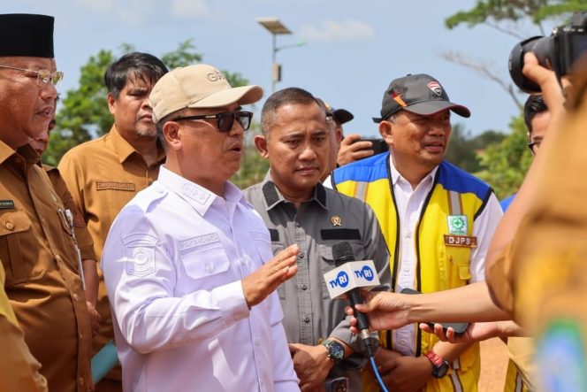 
					Wakil Gubernur Kepri, Nyanyang Haris Pratamura memberikan keterangan pers terkait Sekolah Rakyat, Selasa (23/6/2026). 