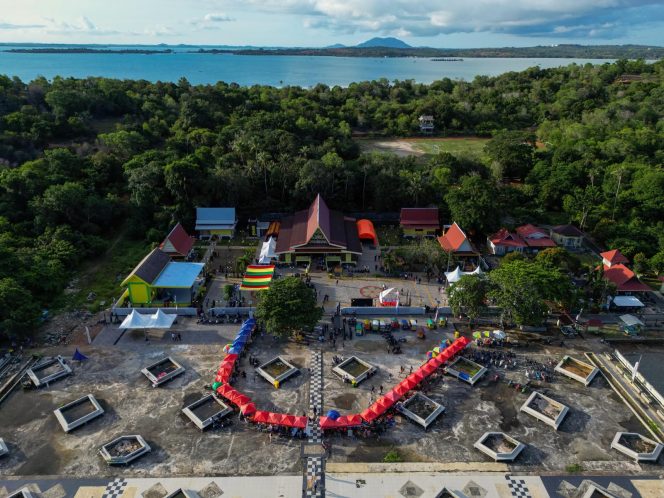 
					Pelataran Balai Adat Pulau Penyengat, lokasi pelaksanaan Penyengat Heritage 2026. Perhelatan wisata budaya bertema Lifestyle Tourism dilaksanakan 19-21 Juni 2026 ini, sukses digelar. 