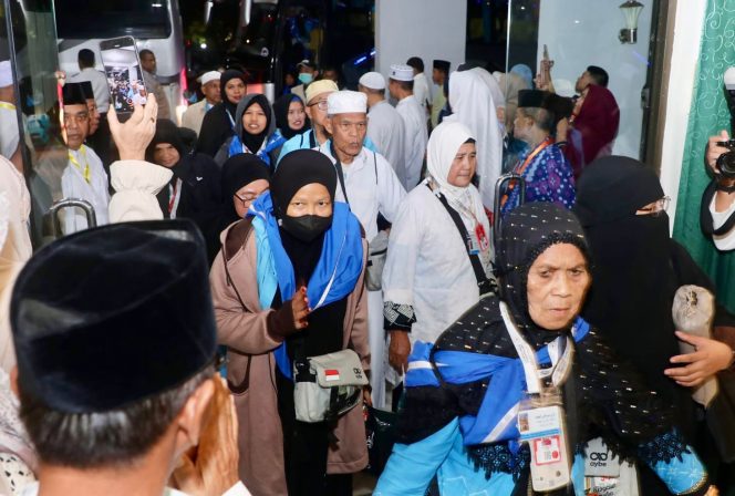
					Sejumlah jemaah haji Kloter 1 Debarkasi Batam tiba di Asrama Haji Batam, Senin (1/6/2026). 
